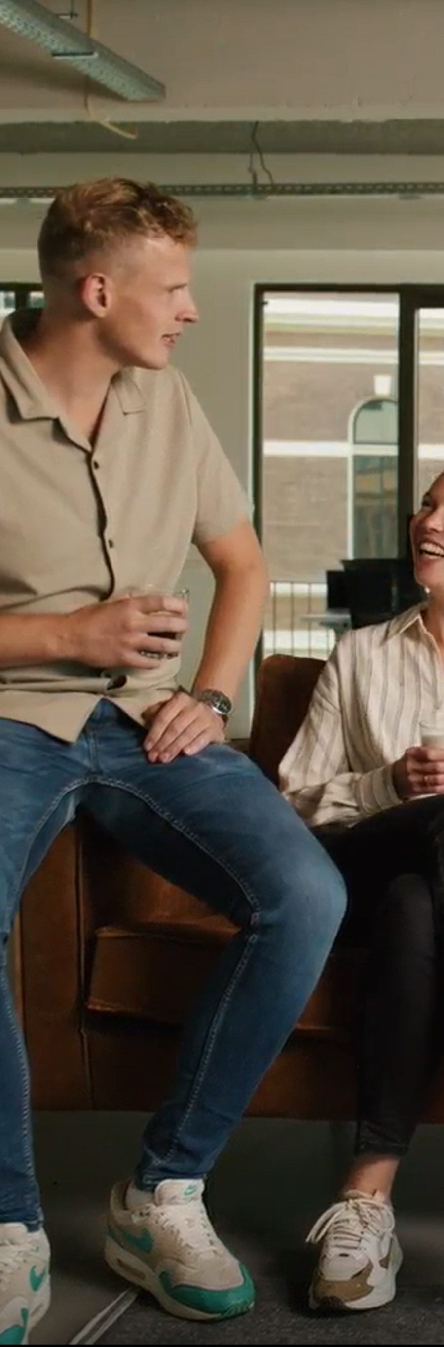 Twee Collega's Genieten Van Een Koffiepauze In Een Modern Kantoor.